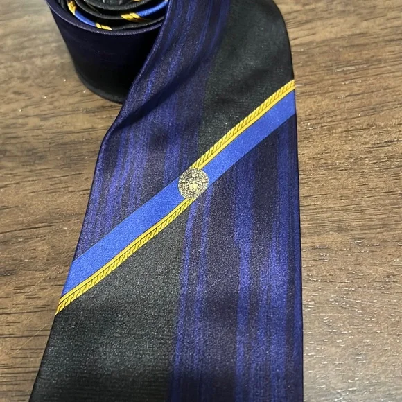 T-00: Gianni Versace Men’s tie